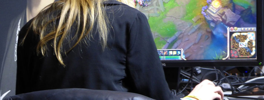 woman playing 1 - Odyssey Multijugador - Funcom Planea Hacer Un Videojuego Open World Dune